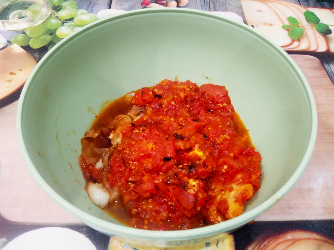 Мясо с соусом из овощей, к макаронным изделиям: В чашу складываем обжаренные овощи и измельчаем погружным блендером, солим и перчим по вкусу.