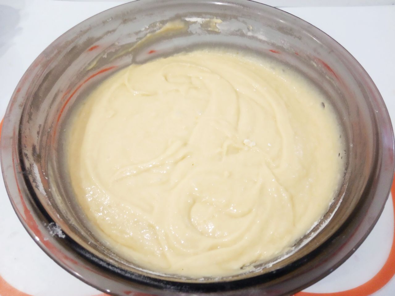 Пирог с яблоками на кефире и растительном масле, просто и вкусно: Муку просеиваем через мелкое сито и добавляем в смесь, размешиваем.