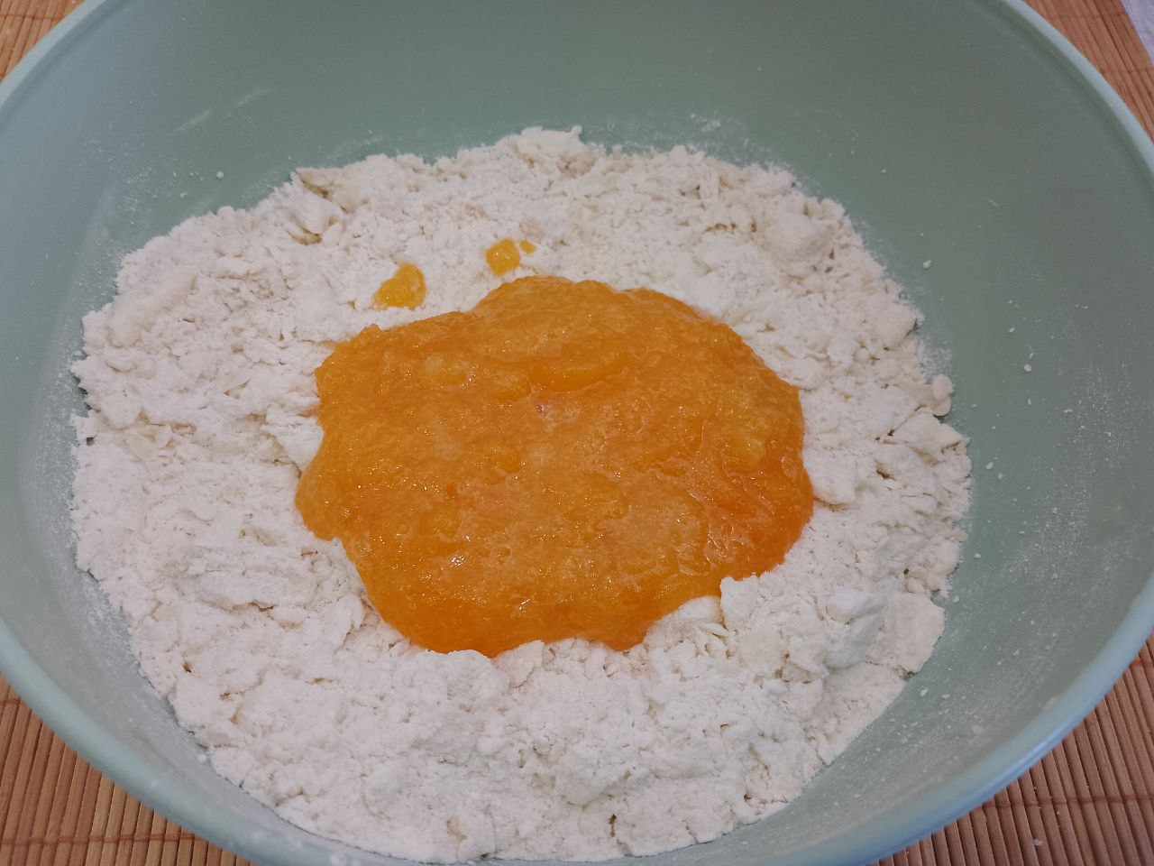 Пирог из песочной крошки и творога, вкусный и аппетитный: В мучную крошку добавляем растертые желтки и растираем  в крошку. Крошку разделяем на две части, одну