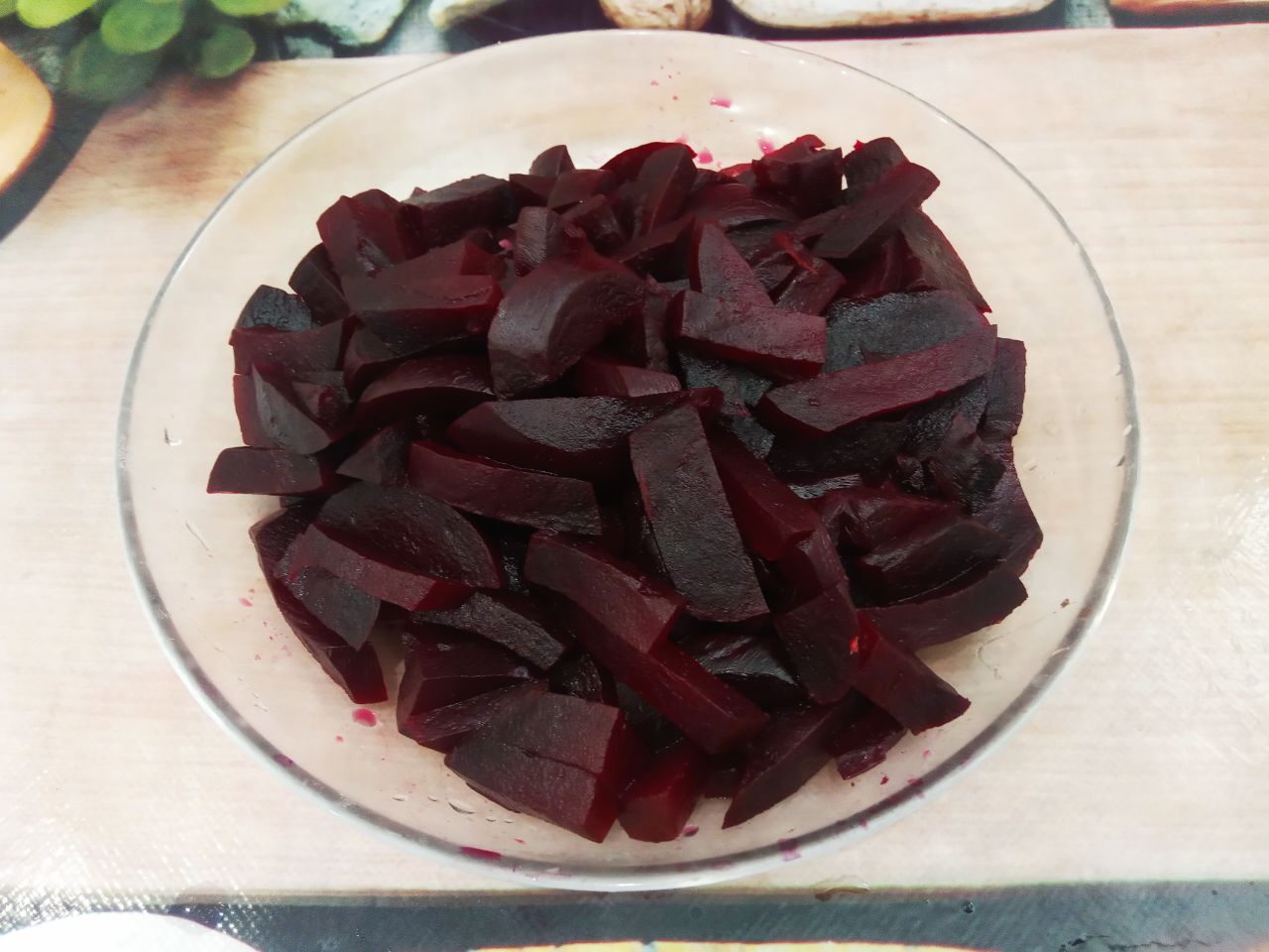 Свекла тушеная с луком в сметане: Свеклу нарезаем кубиками, соломкой или брусочками.