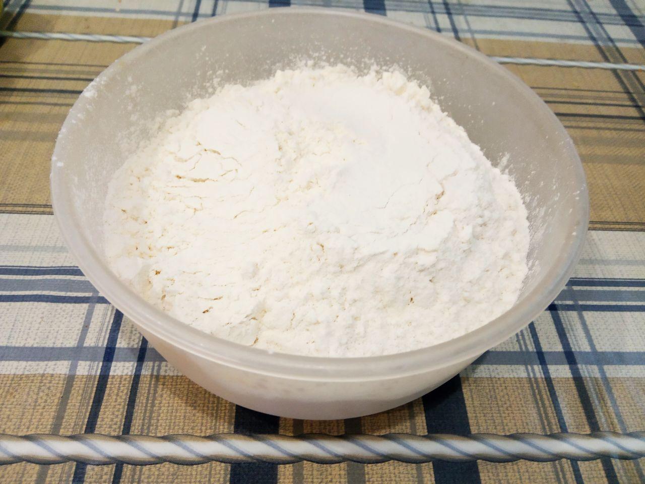 Пирог с яблоками на сметане, вкусно и быстро: Муку просеиваем через мелкое сито и добавляем в смесь, размешиваем.