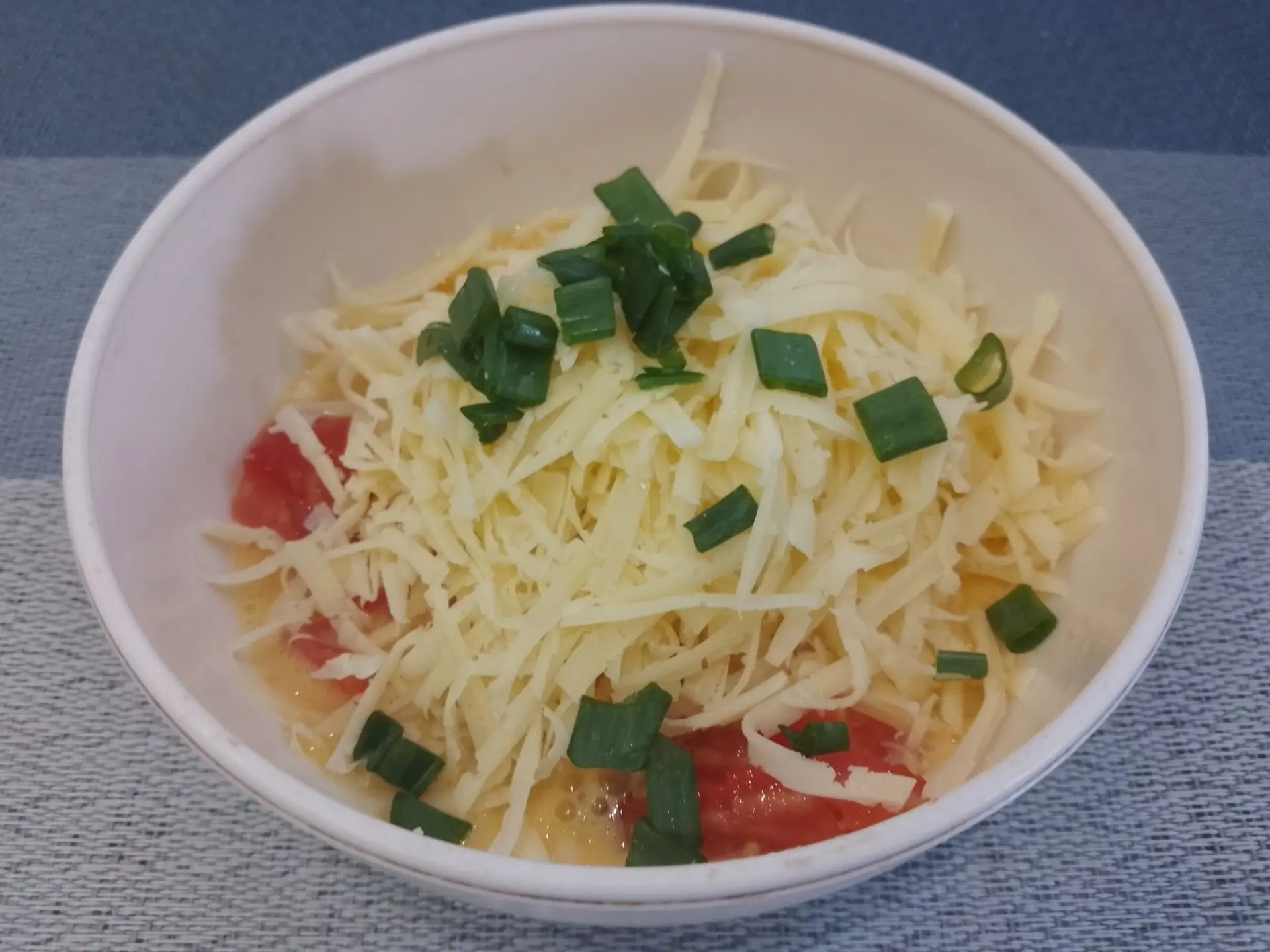 Горячие бутерброды в духовке, вкусно и быстро: Соединяем взбитые яйца, сыр, зеленый лук и помидоры, перемешиваем.