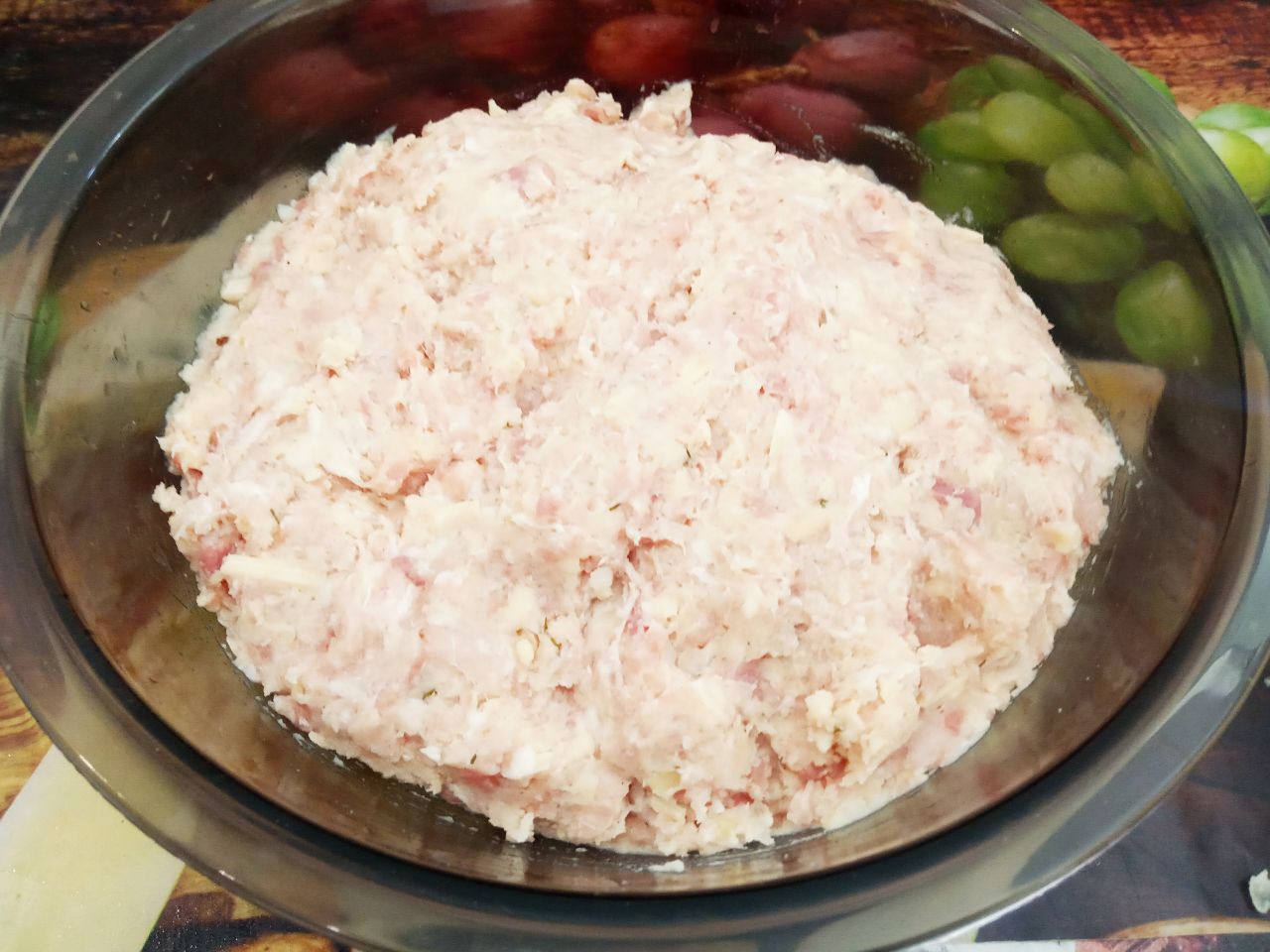 Домашние котлеты из фарша, пюре и сыра, вкусные и сытные: Котлетную массу разделяем на одинаковые части и формируем котлеты.