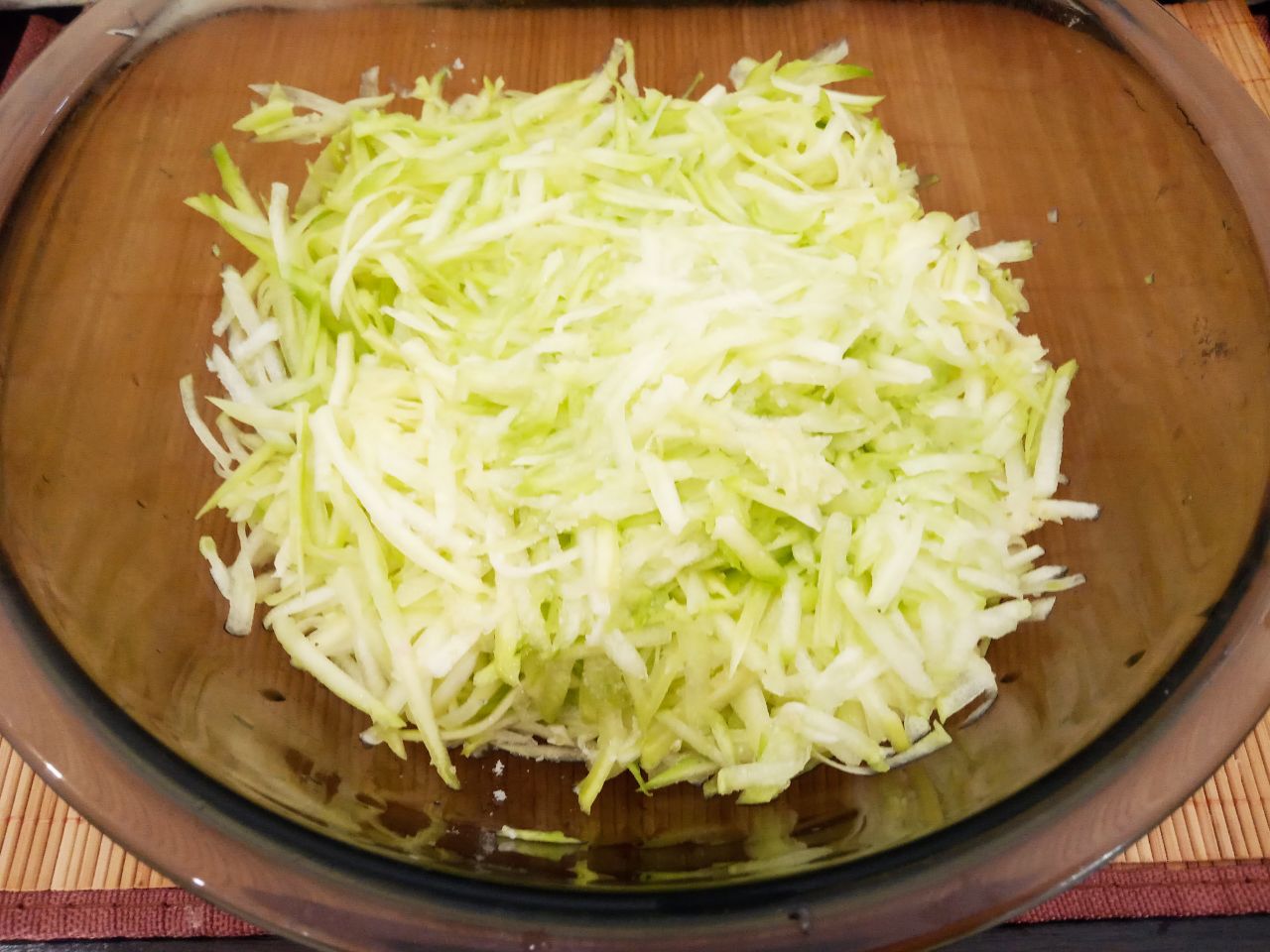 Запеканка из кабачков, фарша, овощей и сыра: Кабачки выбираем молодые, без семян, промываем, очищаем и натираем на терке. Тертые кабачки солим по вкусу,