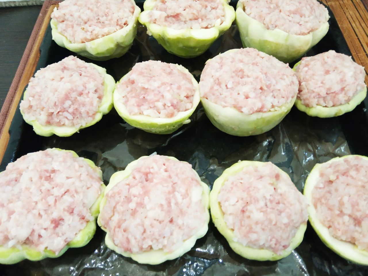 Патиссоны запеченные с фаршем, рисом и сыром: Углубления патиссонов наполняем начинкой и укладываем на противень.