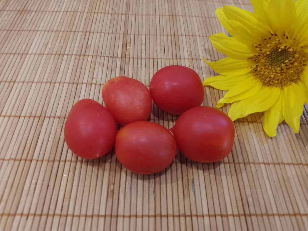 Салат из баклажанов, зелени и сыра, сытный и вкусный: Помидоры черри промываем,отрезаем плодоножки и разрезаем на 4 части.