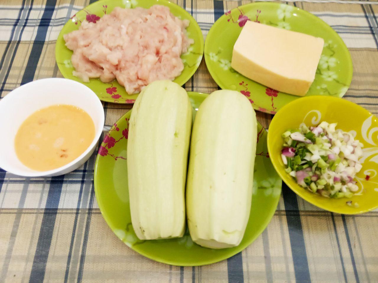 Сочные кабачковые гнезда с мясной начинкой и сыром