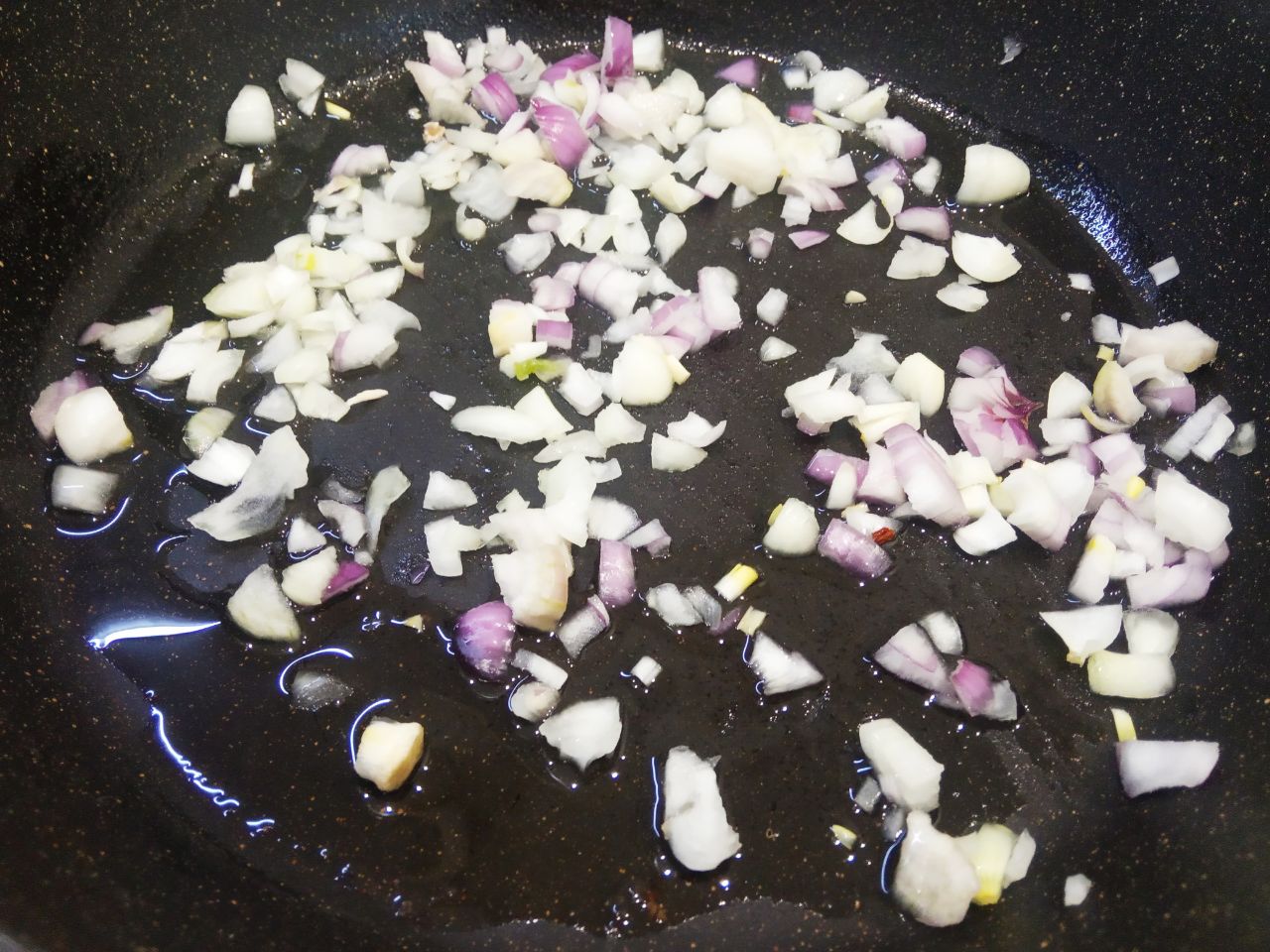 Мясные гнёзда с грибной начинкой, перцем и сыром: Разогреваем сковороду с растительным маслом и обжариваем лук.