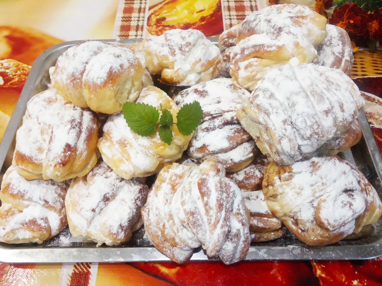 Булочки воздушные, мягкие, слоистые и вкусные: Испеченные булочки выкладываем на поднос, посыпаем сахарной пудрой по желанию и охлаждаем.