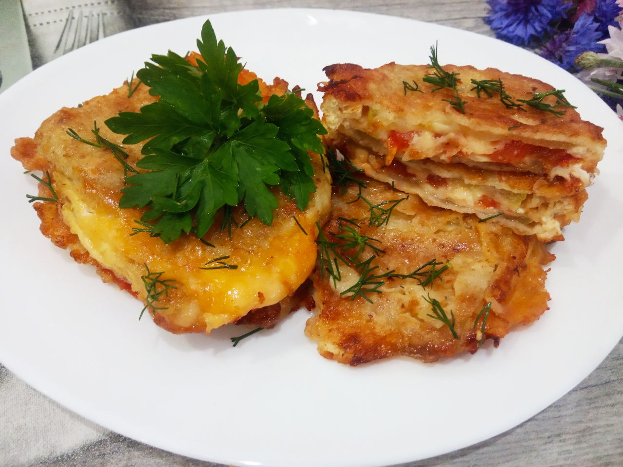 Кабачки с начинкой из помидоров и сыра, жареные в яичном кляре