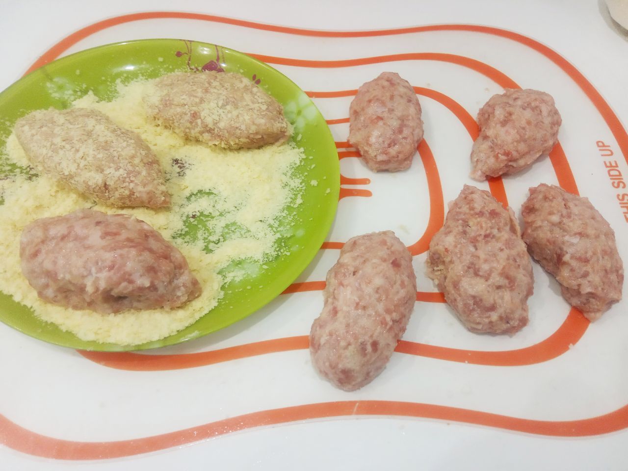 Котлеты с добавление манной крупы, нежные и сочные: Обваливаем котлеты в муке.