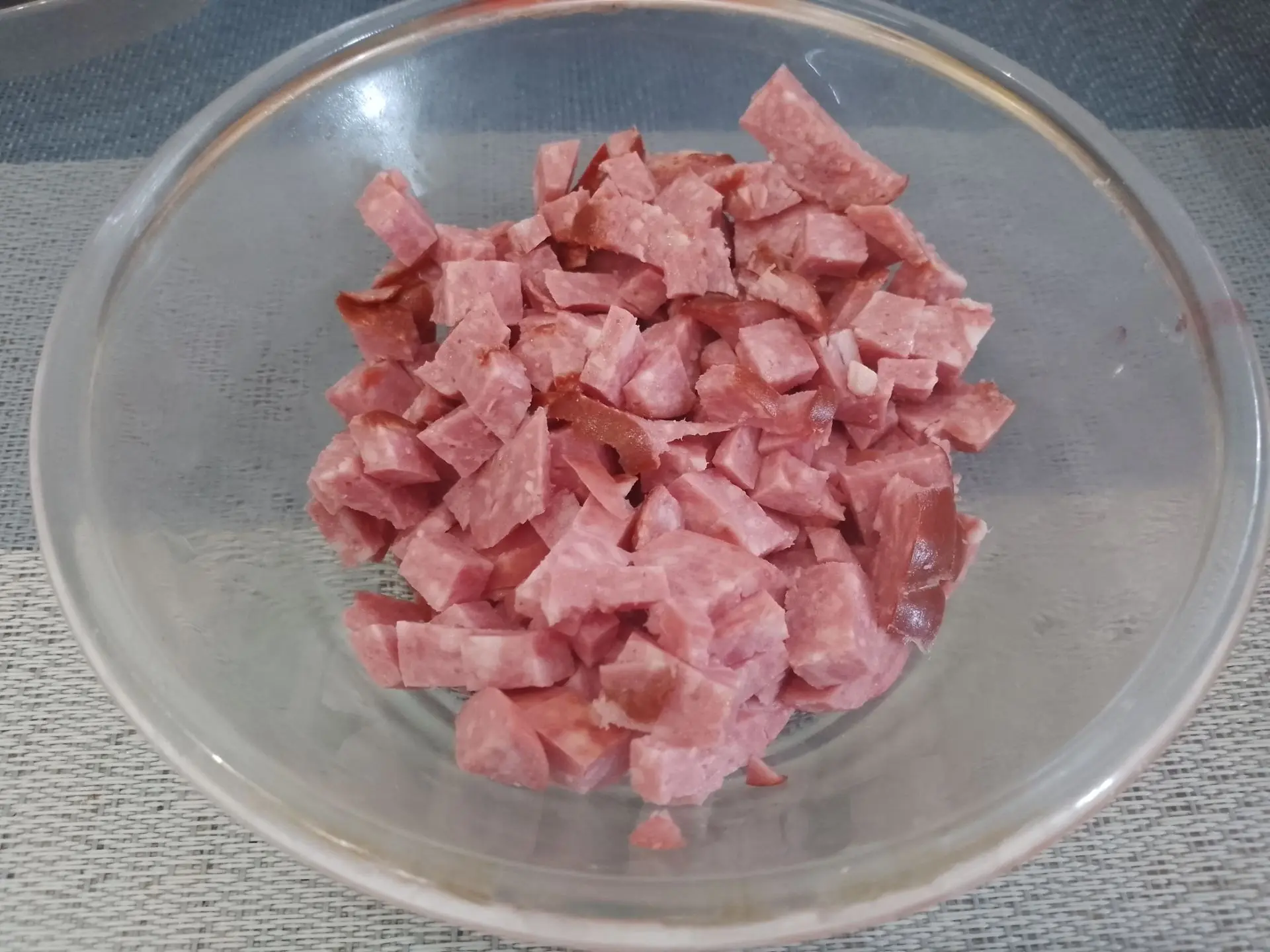 Вкусный завтрак из яиц, творога, помидоров и колбасы или ветчины: Колбасу или ветчину разрезаем на мелкие кубики.