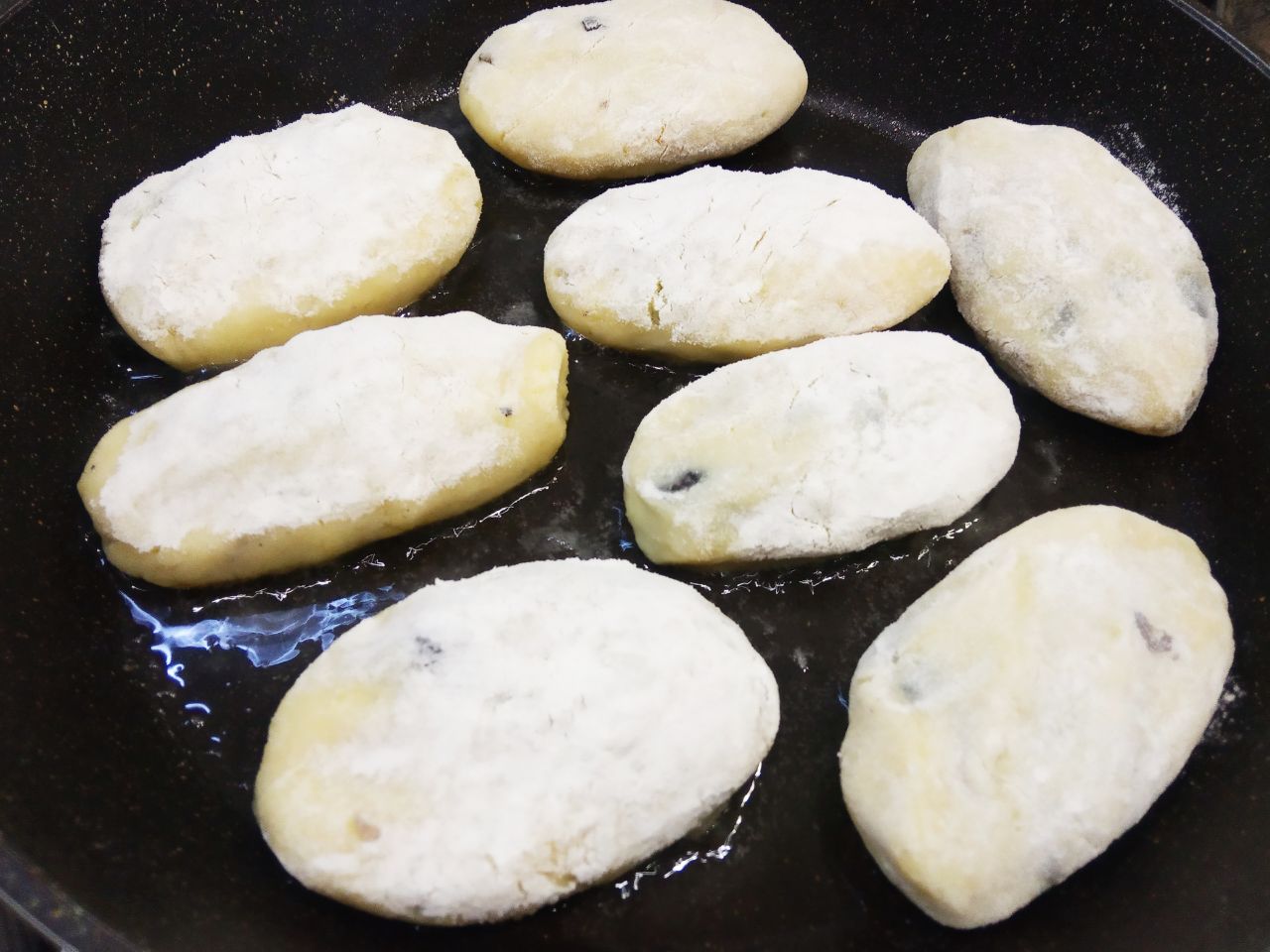 Картофельные зразы с начинкой из шампиньонов и лука: Разогреваем сковороду с растительным маслом, укладываем зразы и обжариваем с обеих сторон до золотистой