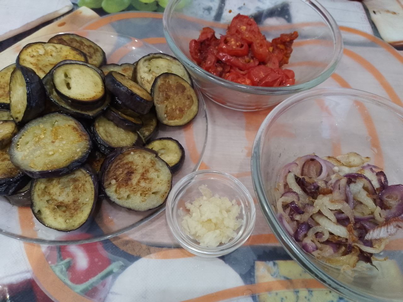 Баклажаны по-кубански, вкусные и аппетитные: На дно салатницы выкладываем слой баклажанов.