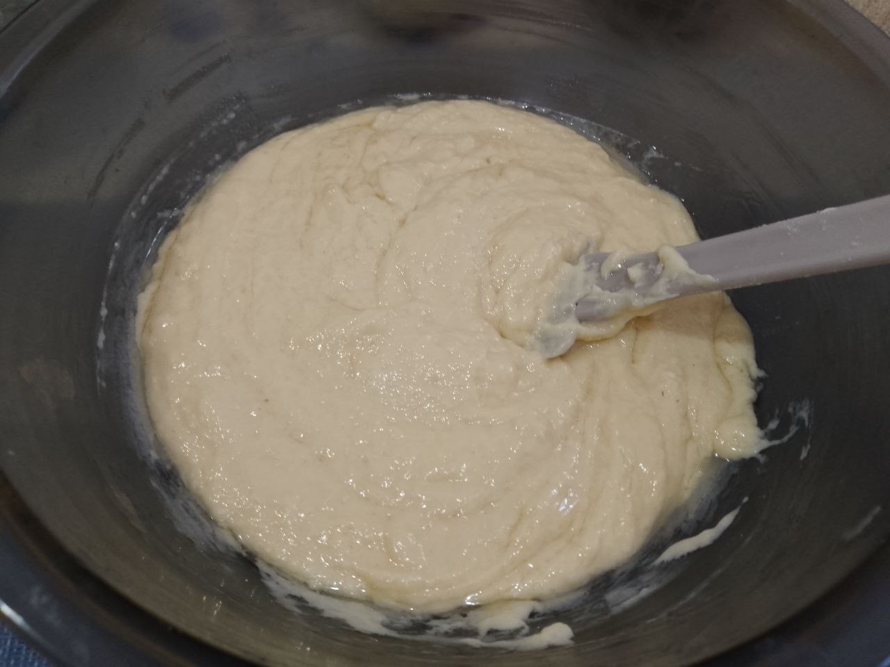 Вафли мягкие воздушные, с шоколадом и кунжутом: Муку просеиваем через сито и высыпаем в размешанную смесь, перемешиваем.