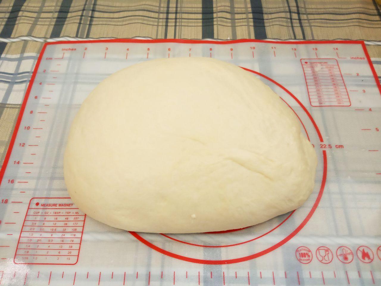 Мягкие воздушные булочки с кунжутом из простых и доступных ингредиентов: Разделяем тесто на небольшие колобки. Колобки оставляем на десять минут для подъема, затем раскатываем