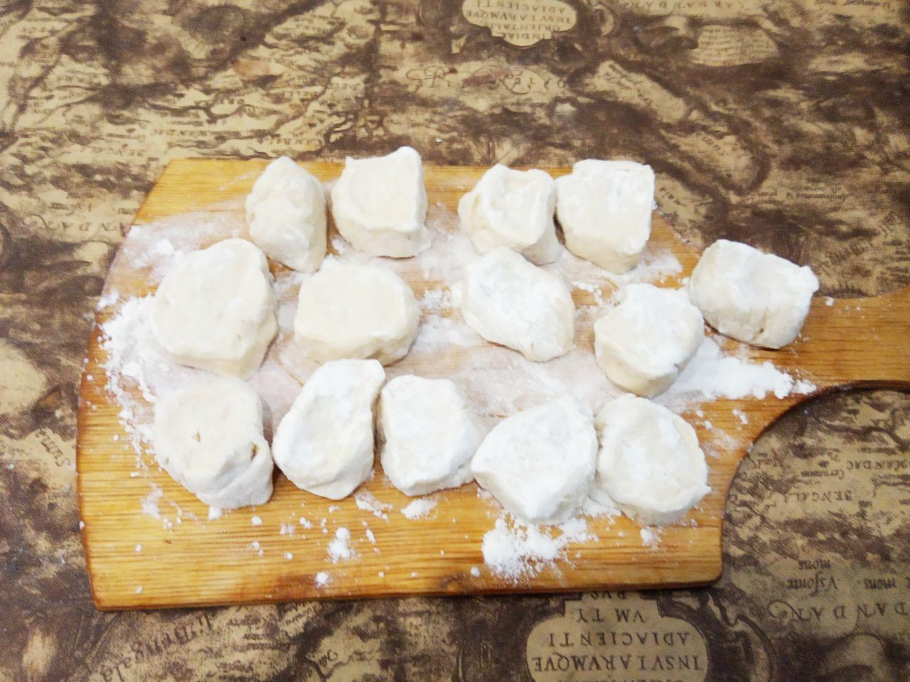 Вареники с мясом на пару: Тесто раскатываем колбаской и нарезаем полоски размерами 1,5-2 см.