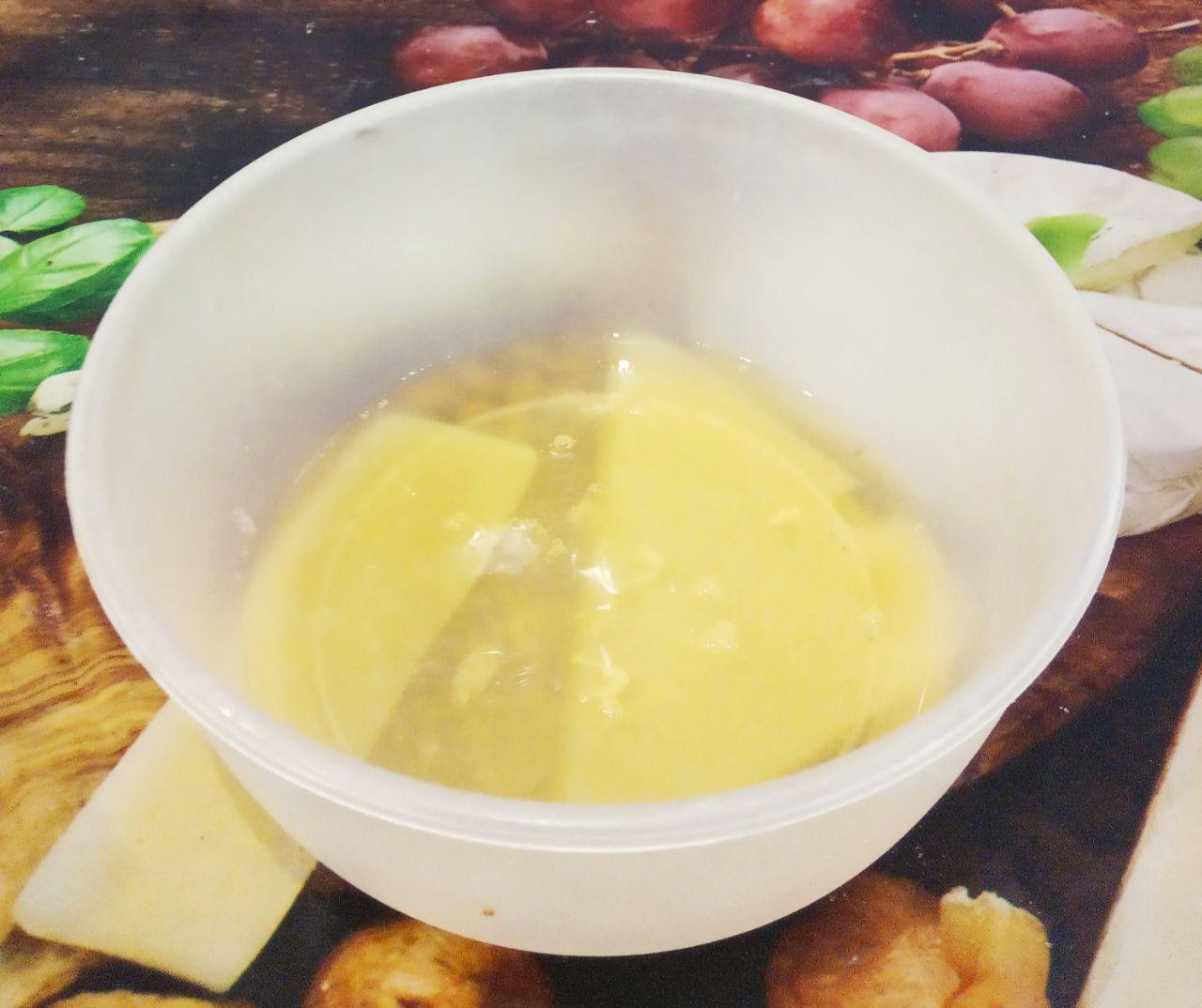 Вкусный и ароматный кофейный торт с заварным сливочным кремом: Яйца разделяем на желтки и белки в разные чаши. Желтки помещаем в емкость больше размером, так как в ней