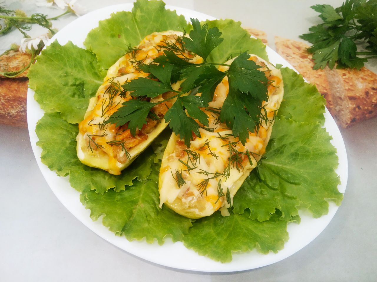 Кабачки фаршированные мясным фаршем, луком, морковью и сыром