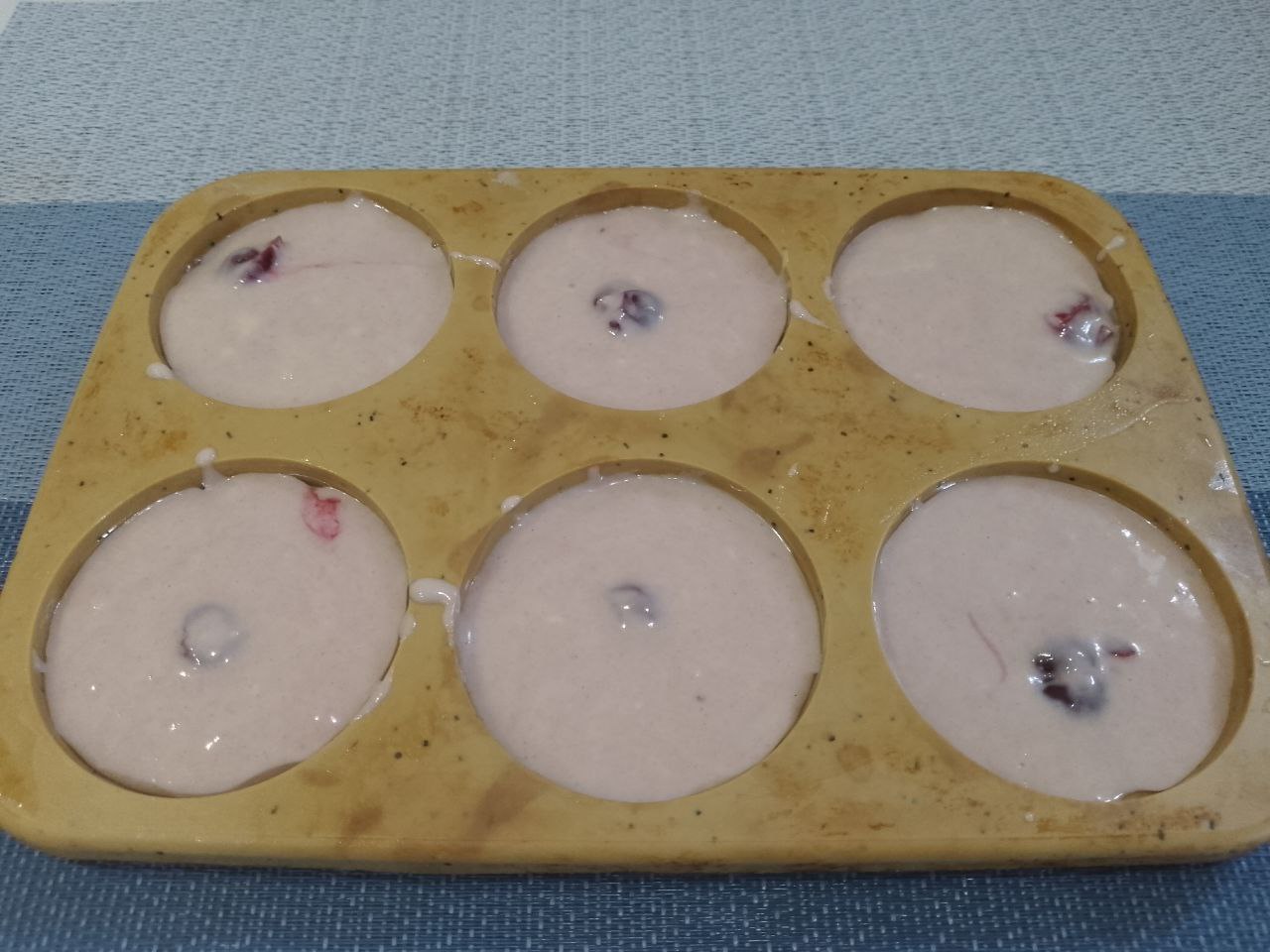 Мягкие вафли с вишней и начинкой, просто и вкусно: Формы до половины наполняем тестом.