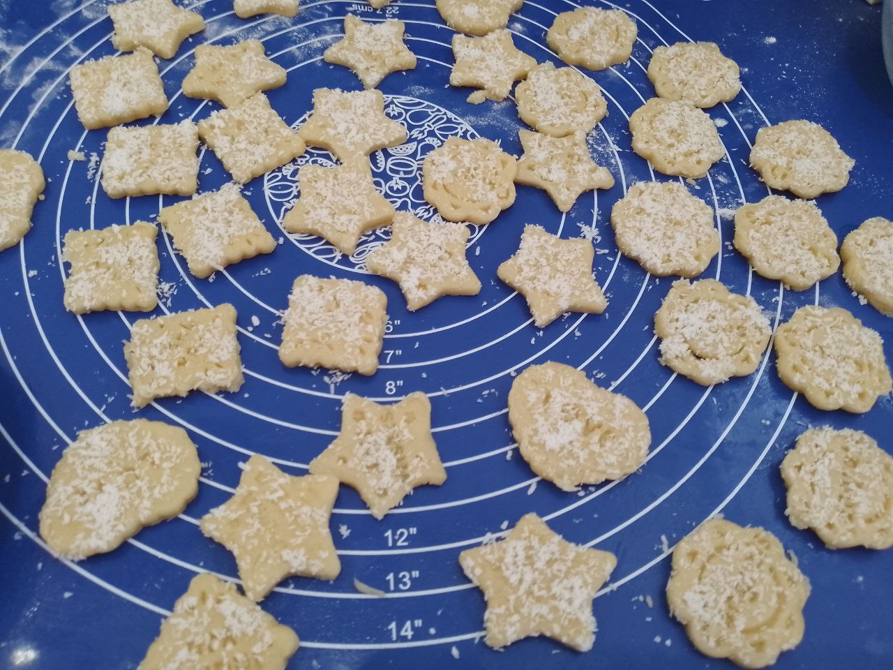 Домашнее печенье с кокосовой стружкой, песочное и рассыпчатое: В тарелку насыпаем кокосовую стружку и окунаем печенье.