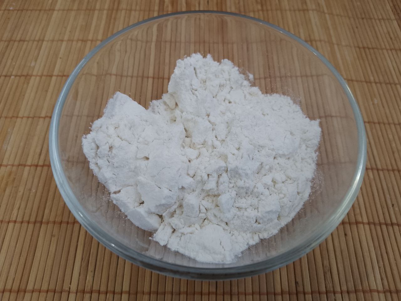 Отбивные в кляре из куриного мяса, на сковороде: В чашу с филе выливаем яйца, добавляем муку, соевый соус, тертый сыр, соль, перец и чеснок по вкусу. Массу
