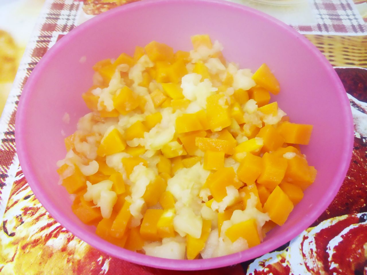 Запеченная тыква с яблоками, виноградом и яйцами, в духовке: Выкладываем обжаренные яблоки с тыквой в чашу и немного охлаждаем.