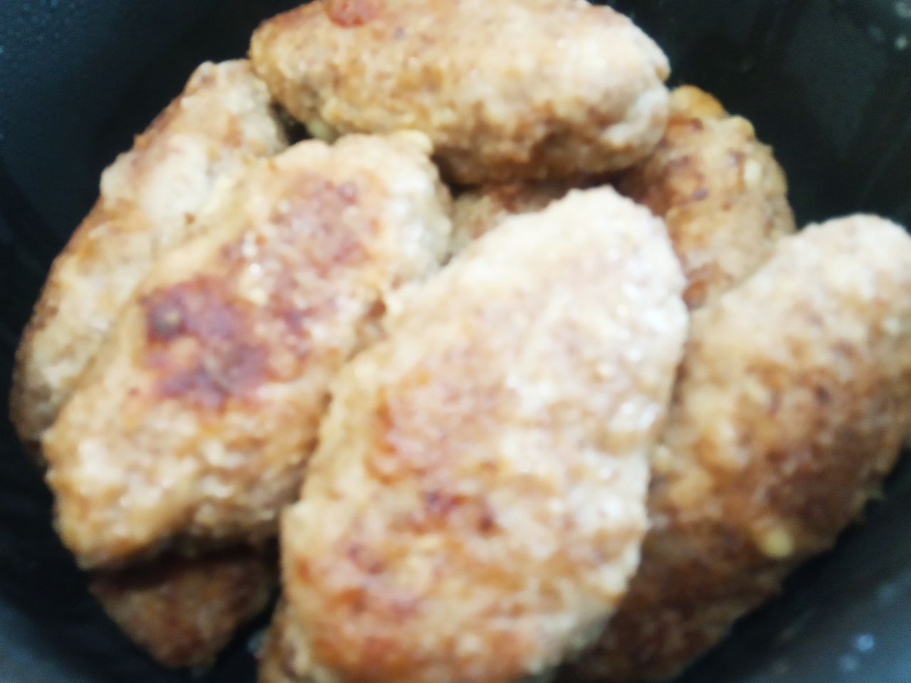 Домашние мясные котлеты, с начинкой из сыра, вкусные и аппетитные: Котлеты складываем в сотейник, наливаем горячей воды, доводим до кипения и пропариваем на медленном огне