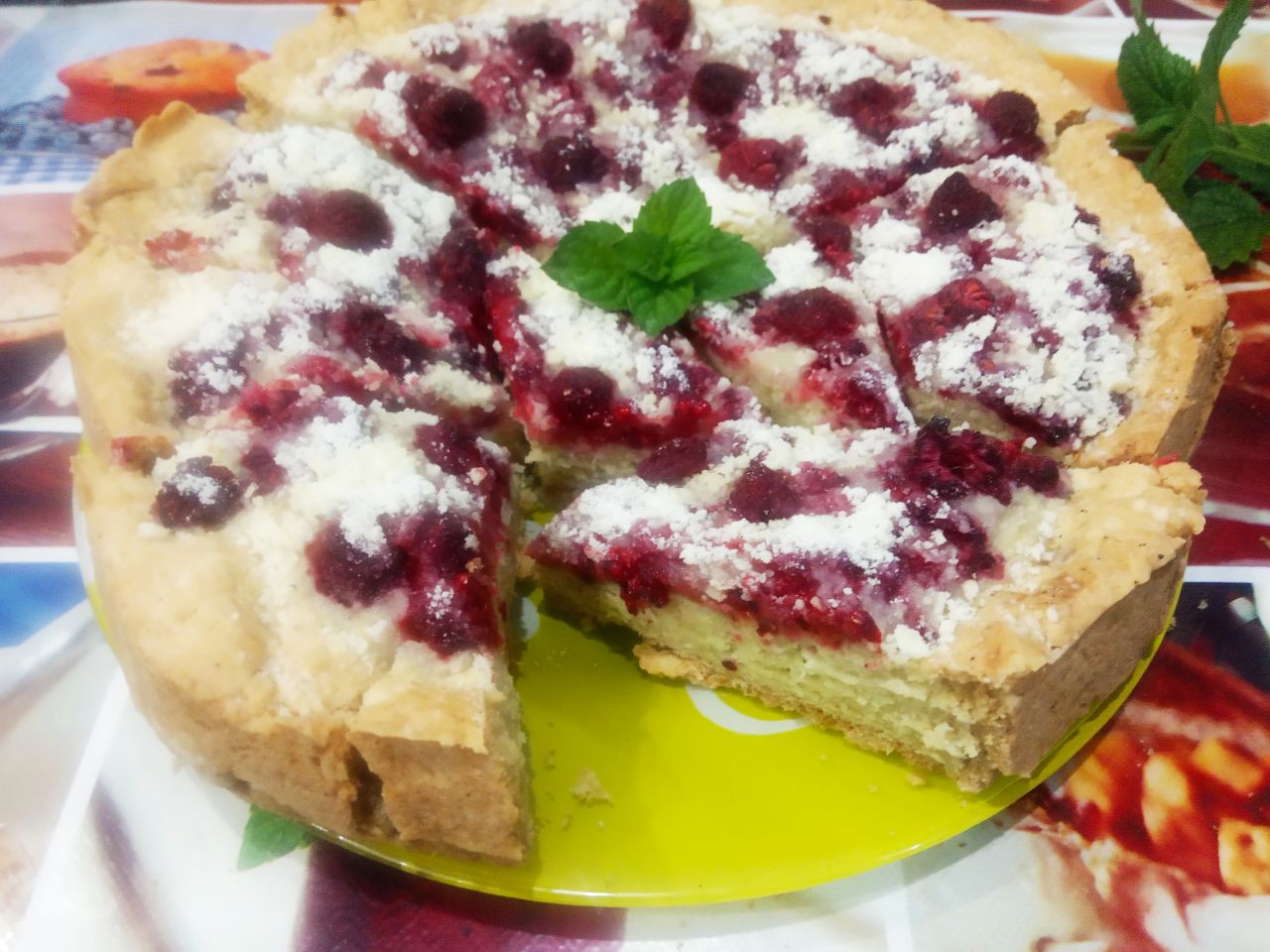 Песочный пирог с начинкой из свежих ягод малины и штрейзельной крошки