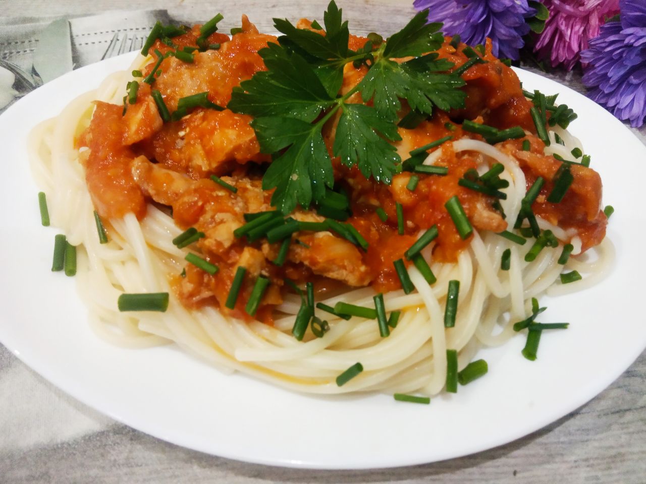 Мясо с соусом из овощей, к макаронным изделиям