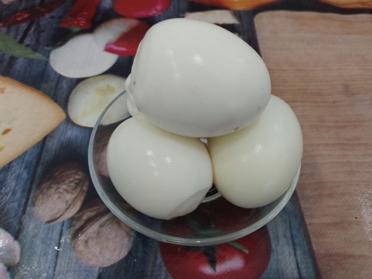 Запеченные баклажаны с начинкой из сыра и яиц: Яйца отвариваем вкрутую, охлаждаем в холодной воде, очищаем от скорлупы и натираем на крупной терке.