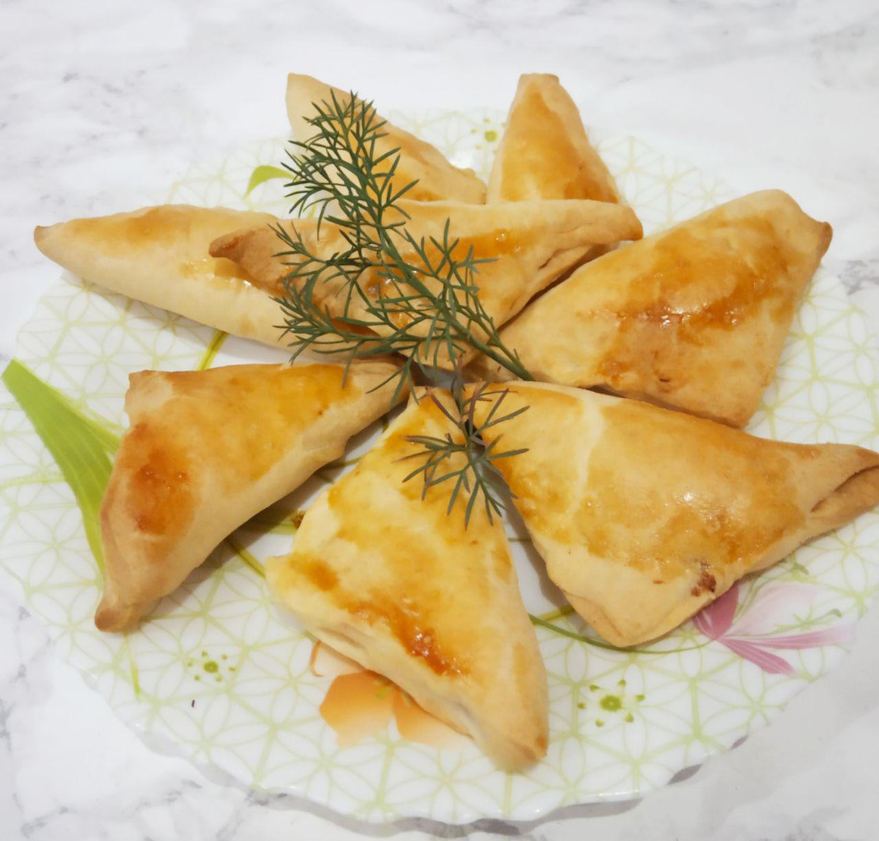 Пирожки с мясом из слоеного теста