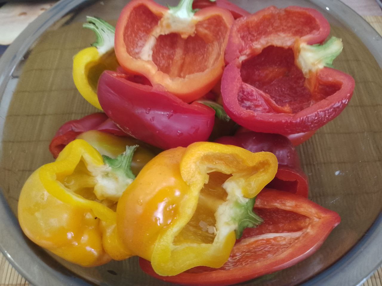 Перец с мясной начинкой и овощами, в духовке: Перец промываем водой, разрезаем на две части и очищаем от семян.