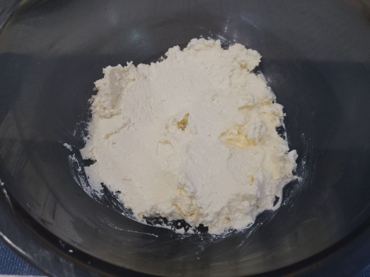 Домашнее печенье из творога и рисовой муки, с начинкой из вареного сгущенного молока: В творог кладем сливочное масло и растираем с творогом.