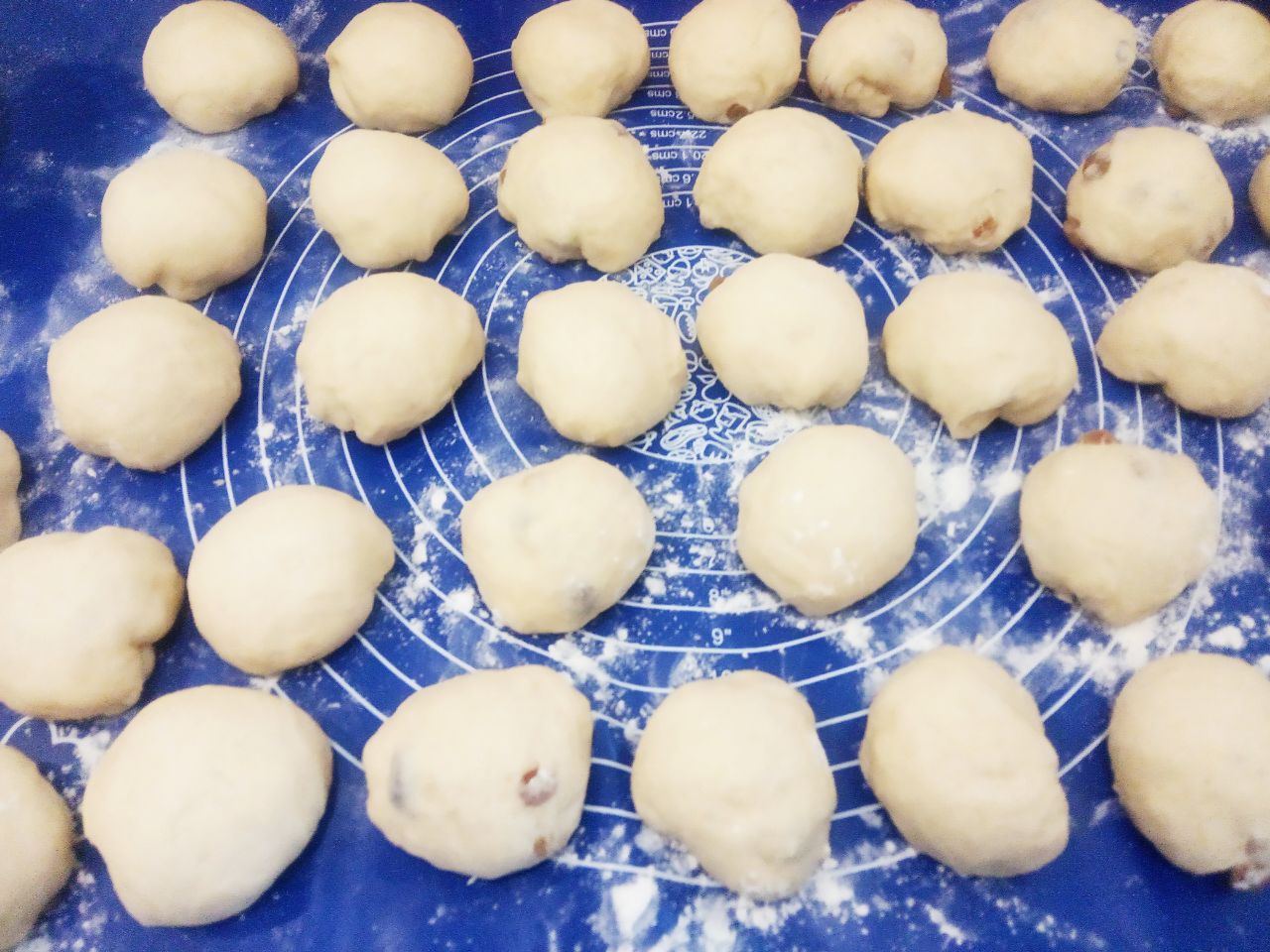Булочки с начинкой из жареных яблок, изюма и корицы: Тесто разделяем на колобки, накрываем и оставляем на 10 минут.