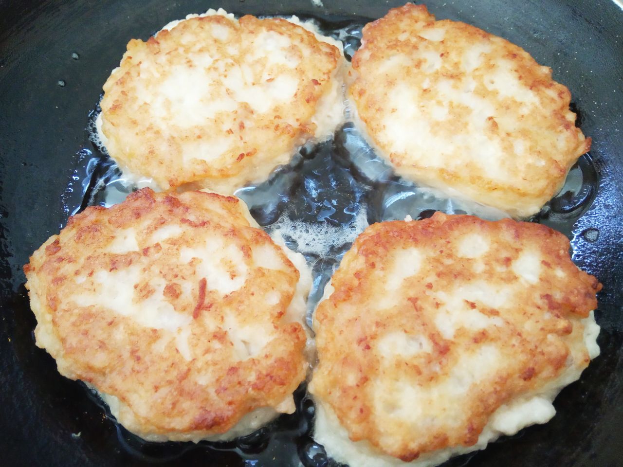 Ленивые беляши, просто и вкусно: Разогреваем сковороду с растительным маслом, выкладываем ложкой массу на расстоянии друг от друга, накрываем