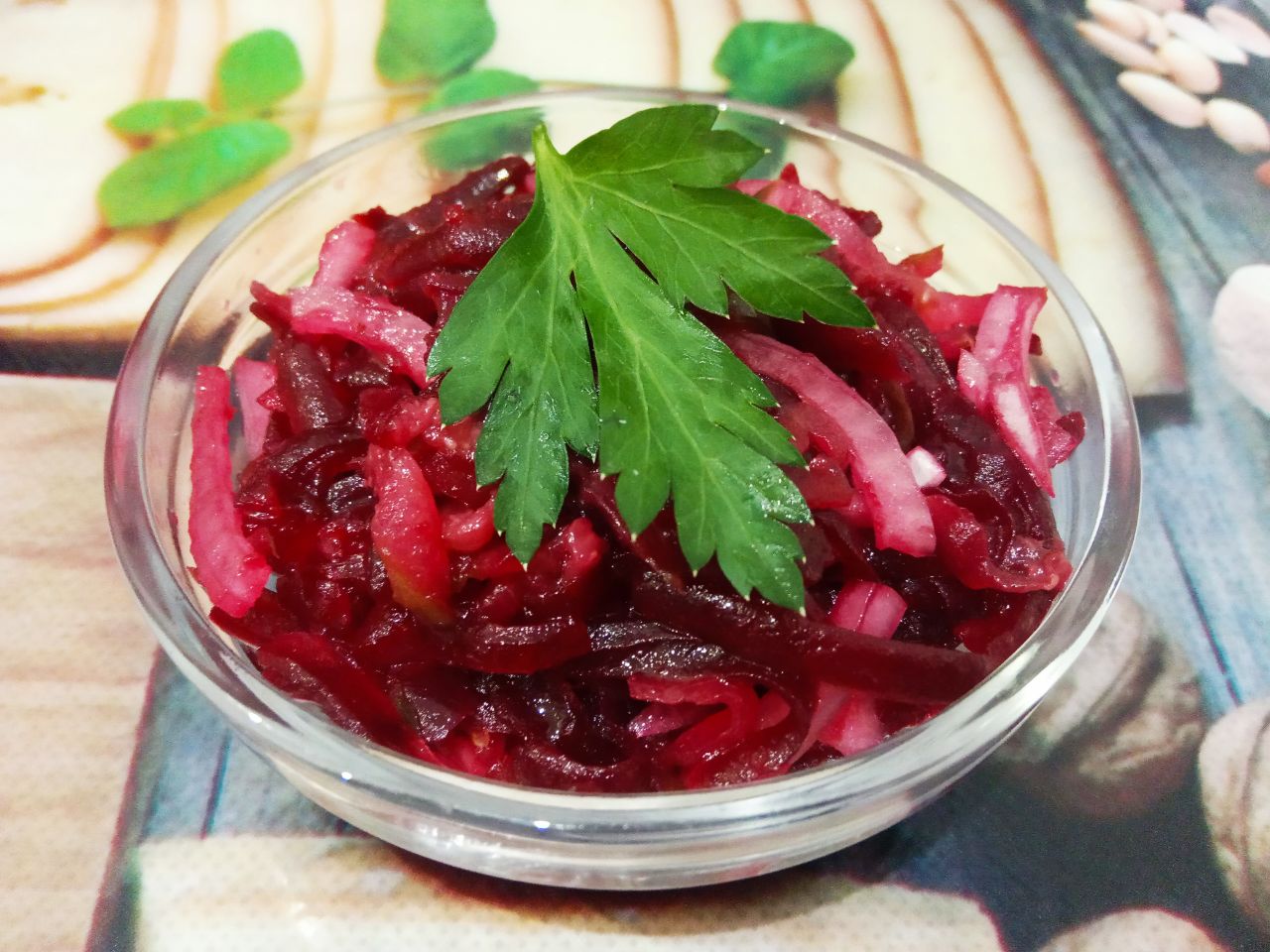 Салат из свеклы, огурцов и лука
