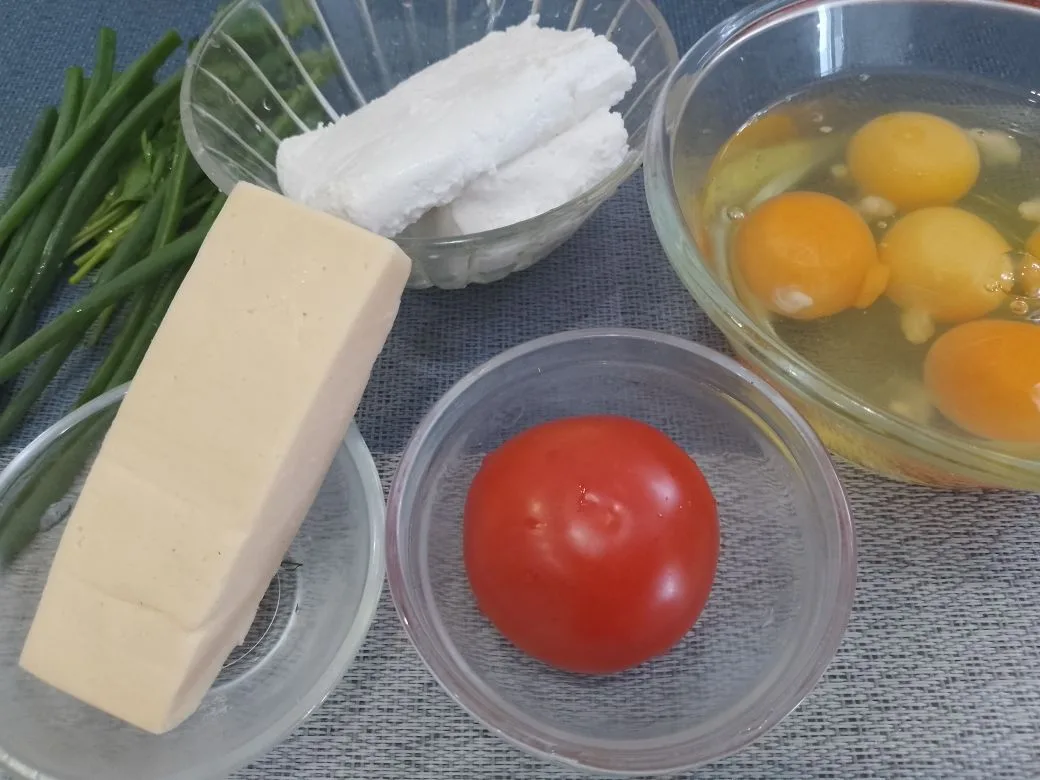 Вкусный завтрак из яиц, творога, помидоров и колбасы или ветчины