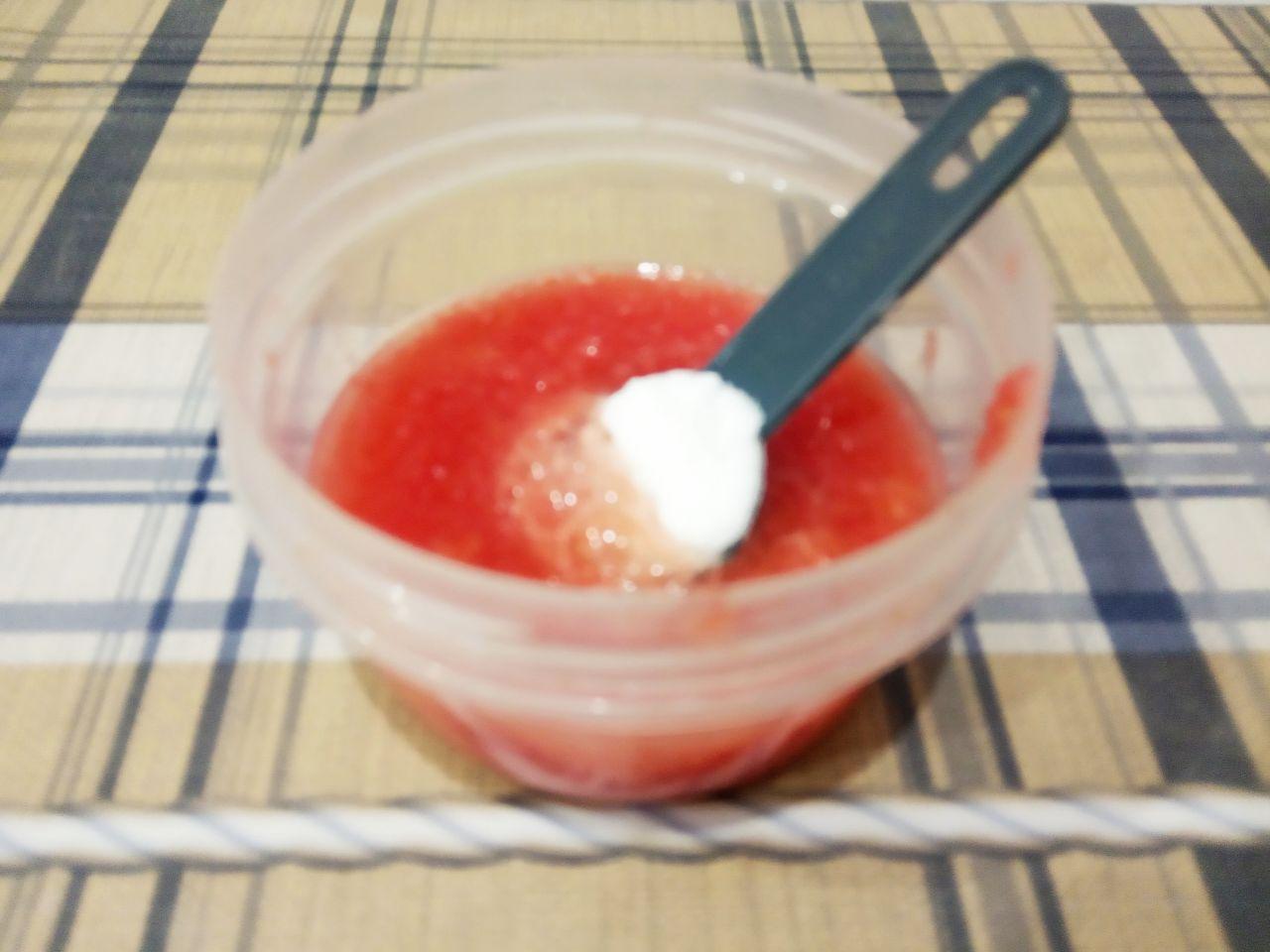 Простой рецепт грейпфрутового печенья, просто и вкусно: Грейпфрут натираем на терке и добавляем соду, перемешиваем.