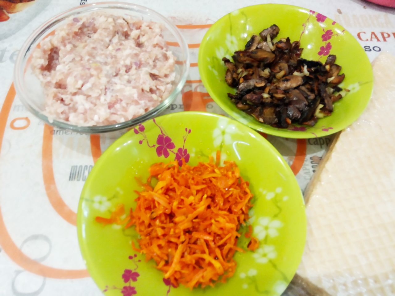 Торт вафельный с начинкой из фарша, моркови и грибов