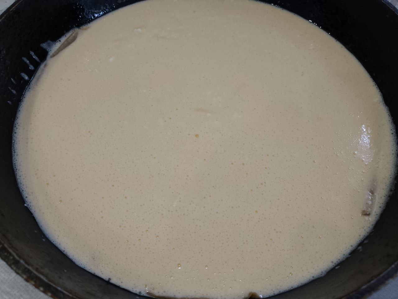 Вкусный завтрак в духовке или на сковороде из яиц, творога и сыра: Разогреваем духовку до 180 С, форму смазываем маслом или застилаем пергаментом и выливаем смесь.