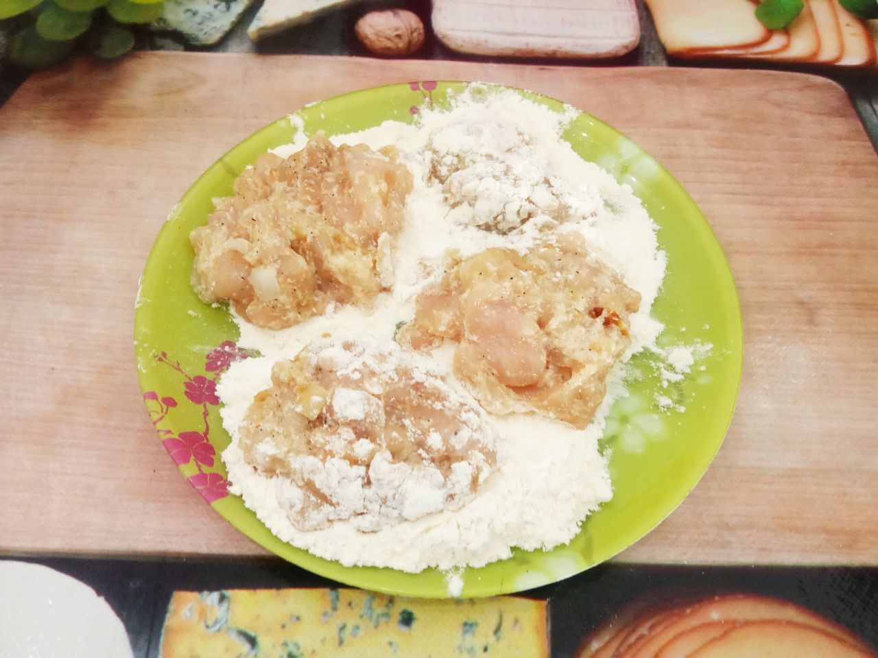 Котлеты из рубленого куриного филе, жареного лука и манной крупы: Насыпаем в тарелку муку, формируем котлеты и обваливаем в муке.