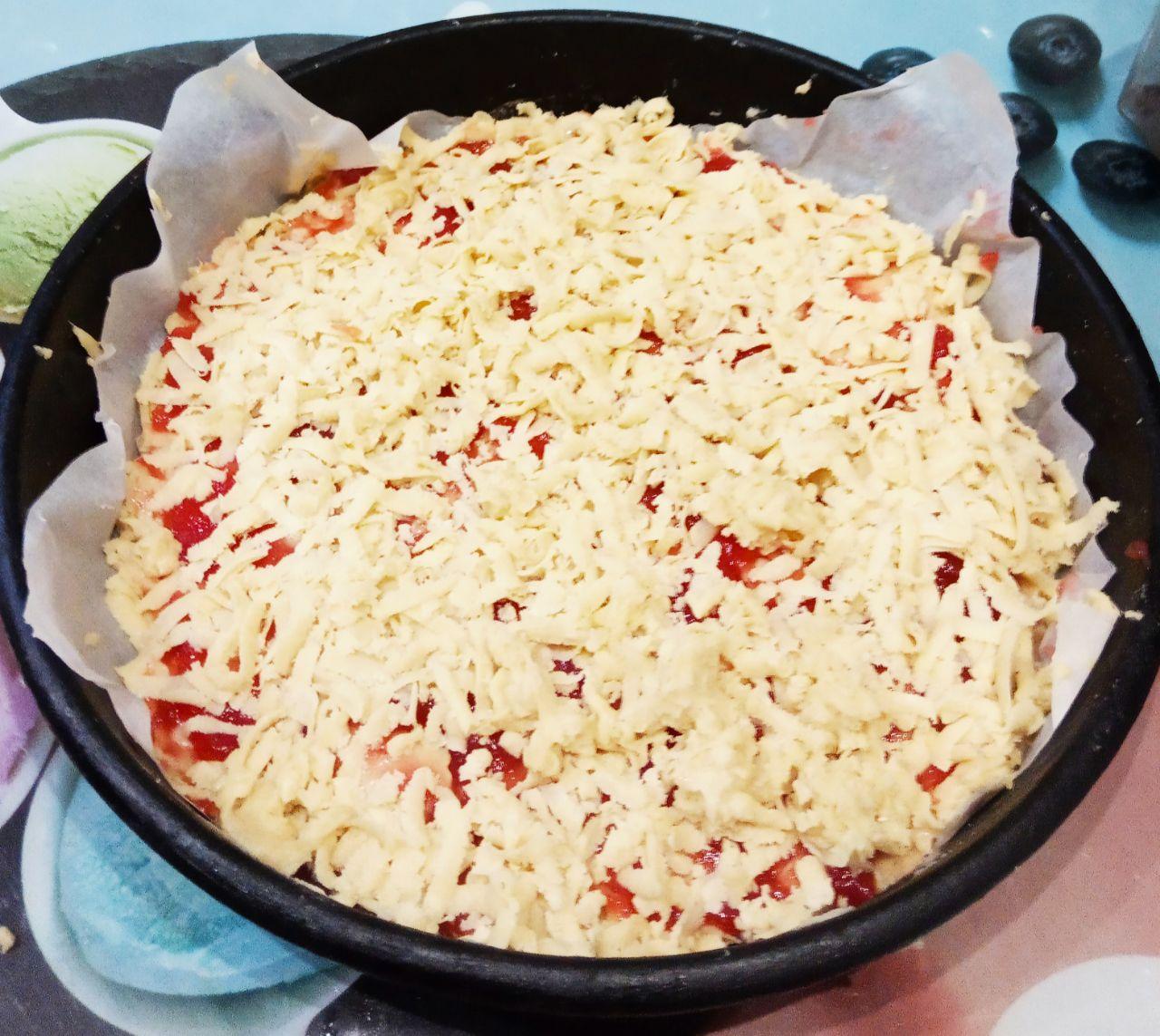 Песочный пирог с джемом, просто и вкусно: Поверх теста натираем оставшееся тесто.
