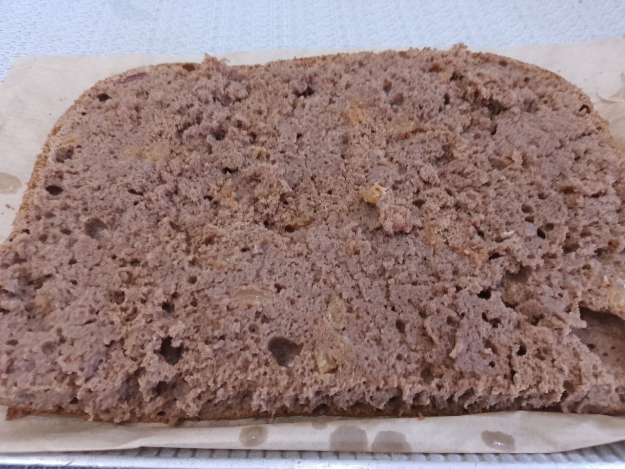 Шоколадный бисквитный пирог с заварным кремом и кокосовой стружкой: Коржи пропитываем сиропом, смазываем кремом.