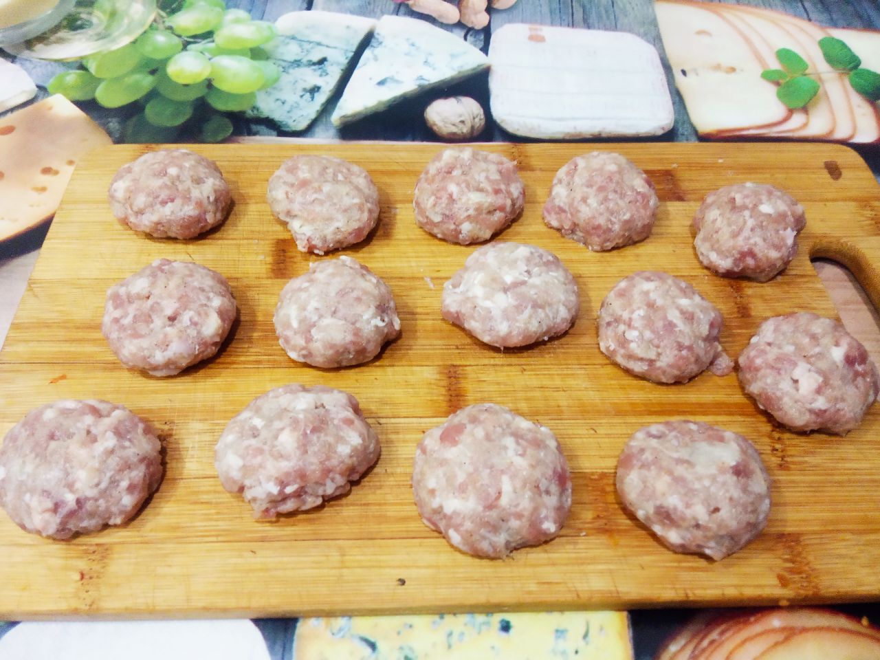 Картофель запеченный с фаршем, перцем и сыром, в духовке: Из фарша формируем небольшие круглые биточки.