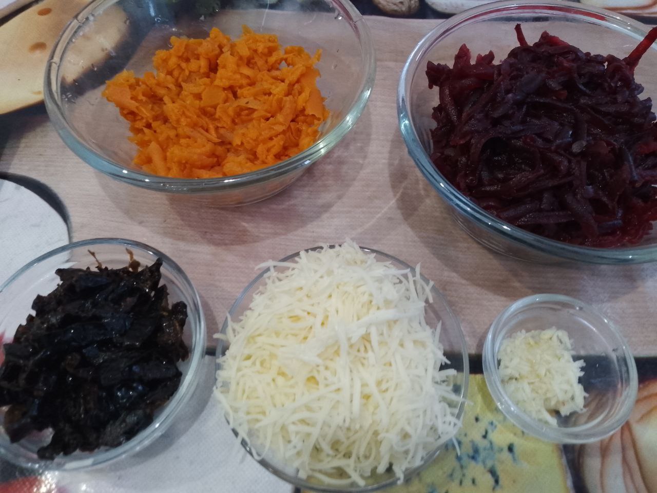 Салат из свёклы, чернослива, моркови и сыра