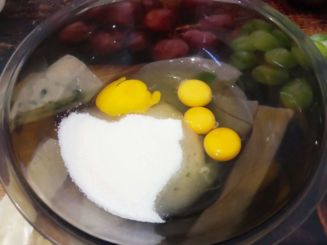 Чайный пирог с изюмом, воздушный и нежный: Яйца разбиваем в чашу, добавляем сахар и ванильный сахар, взбиваем миксером до загустения.