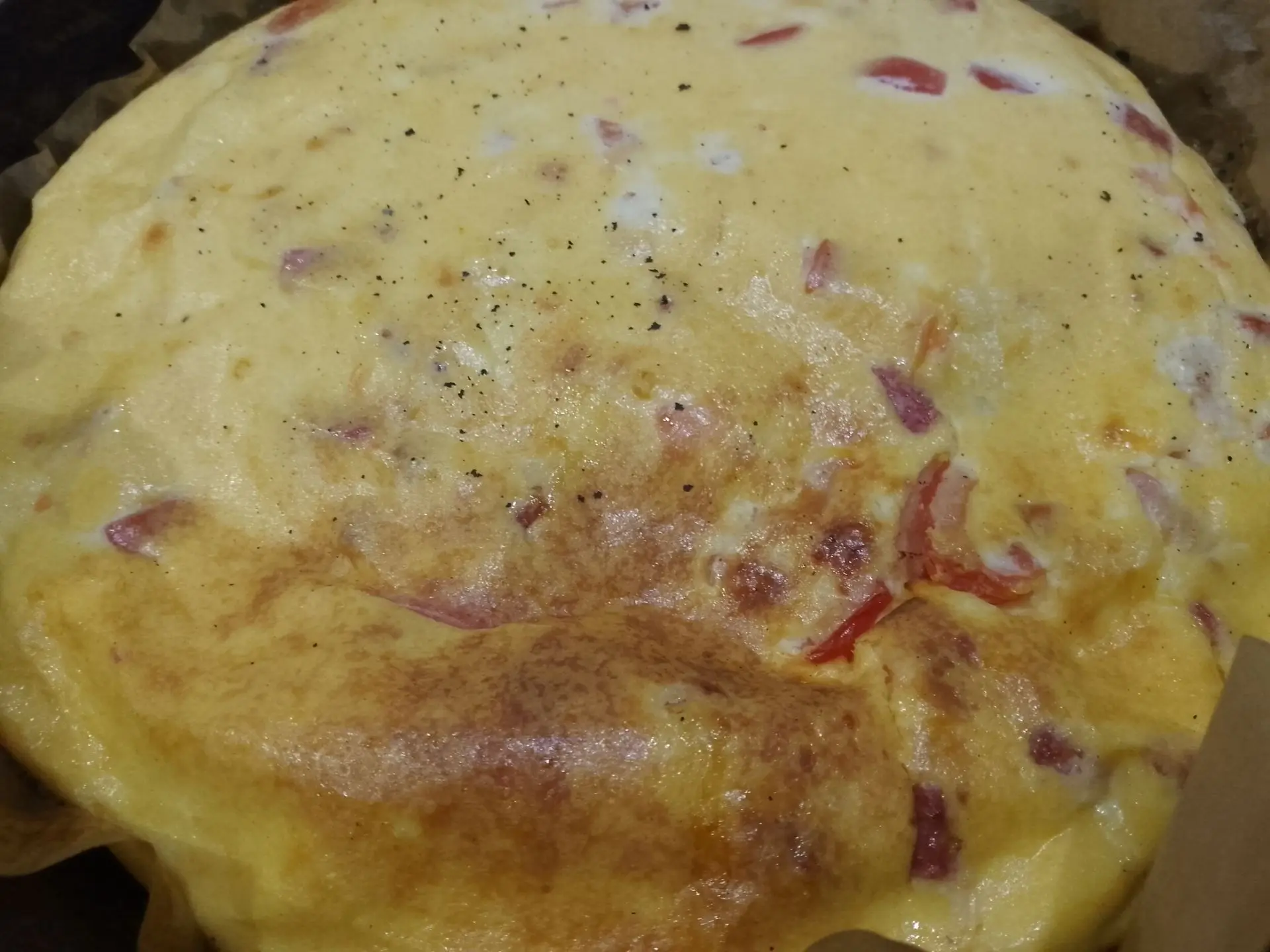 Вкусный завтрак из яиц, творога, помидоров и колбасы или ветчины: Осторожно переворачиваем с помощью тарелки застланной пергаментом и перемещаем обратно в сковороду. Если не