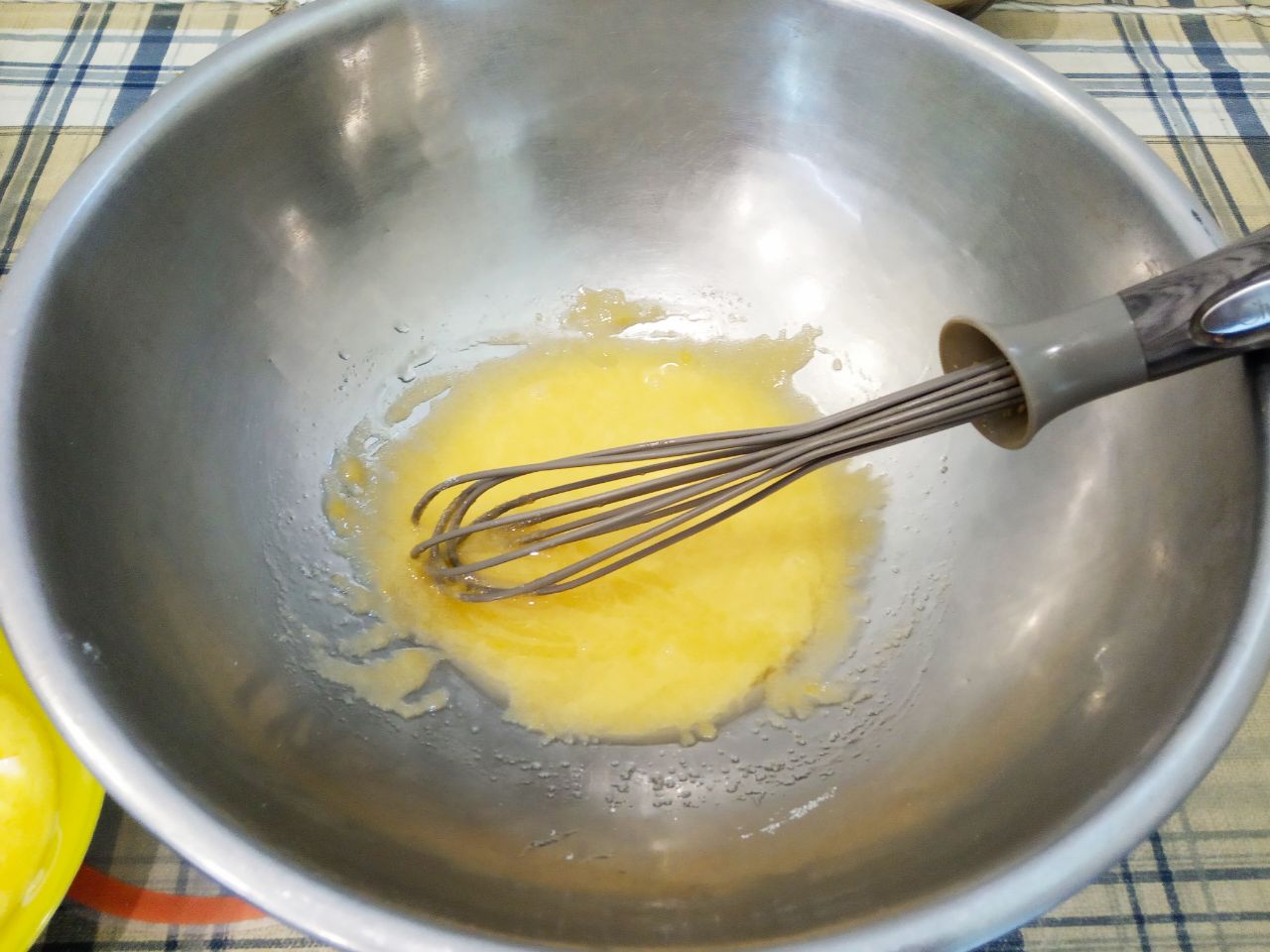 Воздушные и нежные булочки с заварным кремом и изюмом: Яйца разделяем на желтки и белки, желтки добавим в приготовление теста, а из белков приготовим заварной крем.