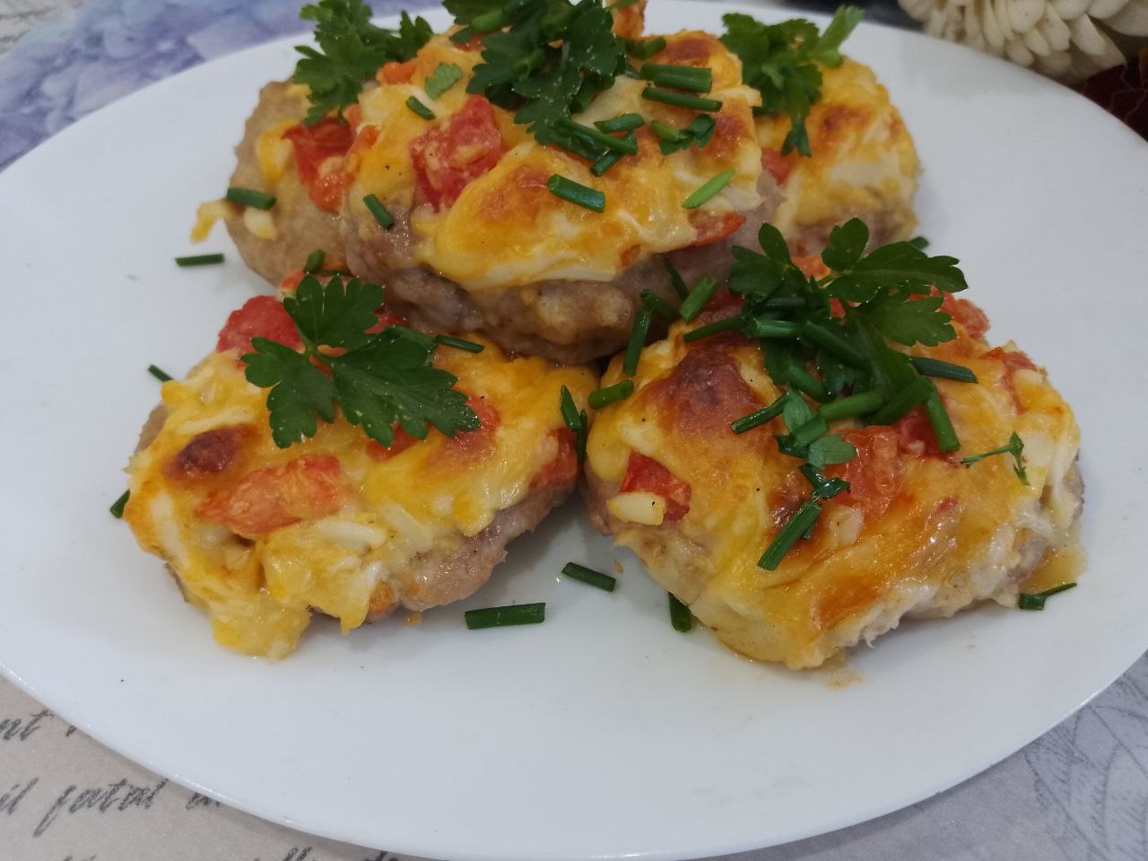 Мясные котлеты с начинкой, запеченные в духовке: Запеченные котлеты достаем из духовки, посыпаем зеленью и подаем к столу с соусом, овощами или гарниром.